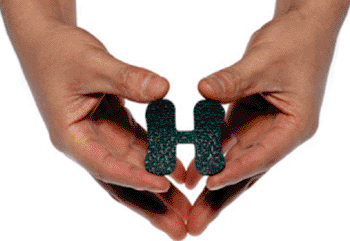 Imagen: El dispositivo de agarre MedeGrip I, diseñado para ayudar a prevenir heridas por cortopunzantes (Fotografía cortesía de MedeGrip).